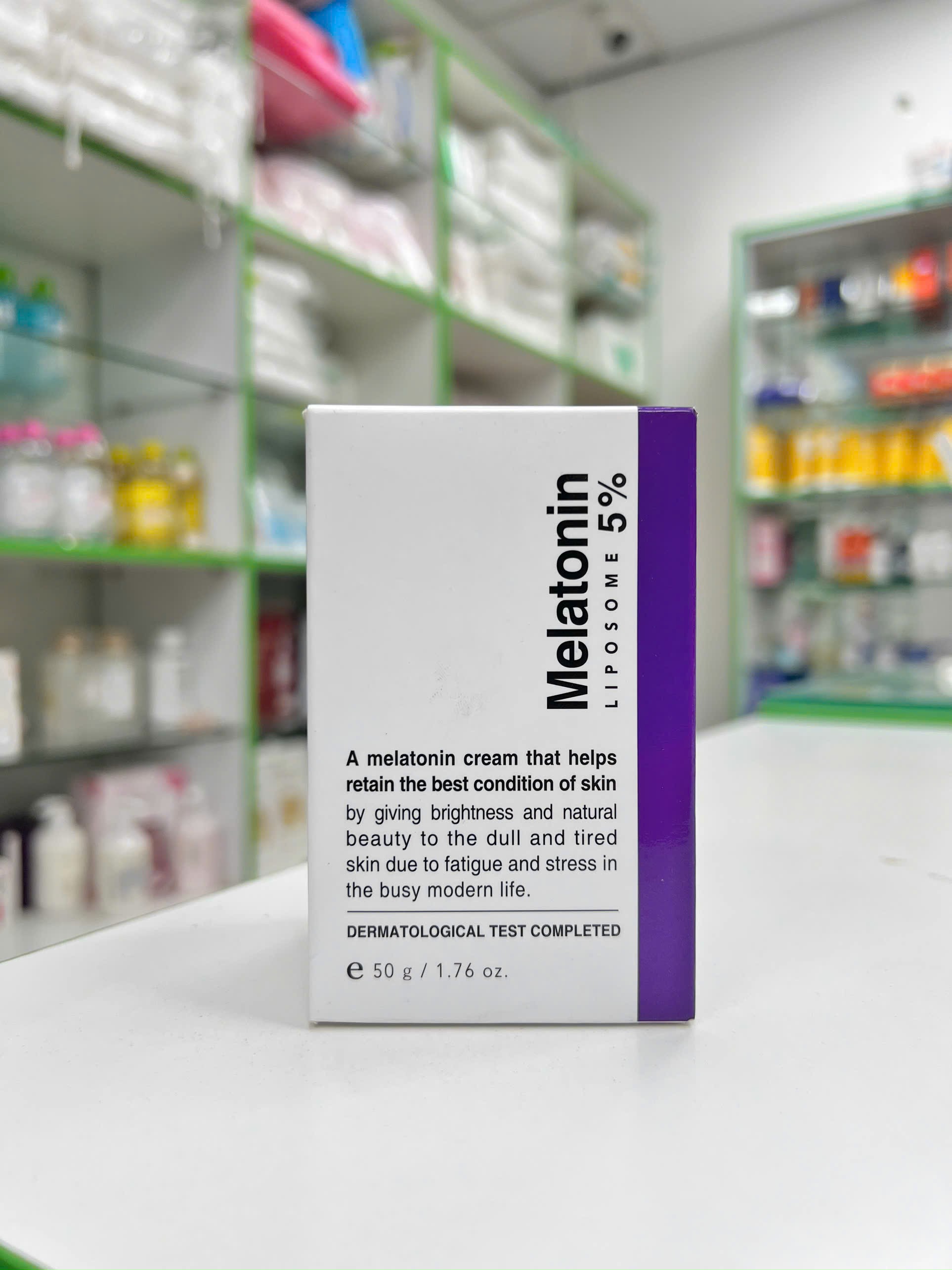 Kem Dưỡng Chống Lão Hoá Melatonin 5% — hộp trắng viền tím, tên Melatonin Liposome 5% trên bao bì